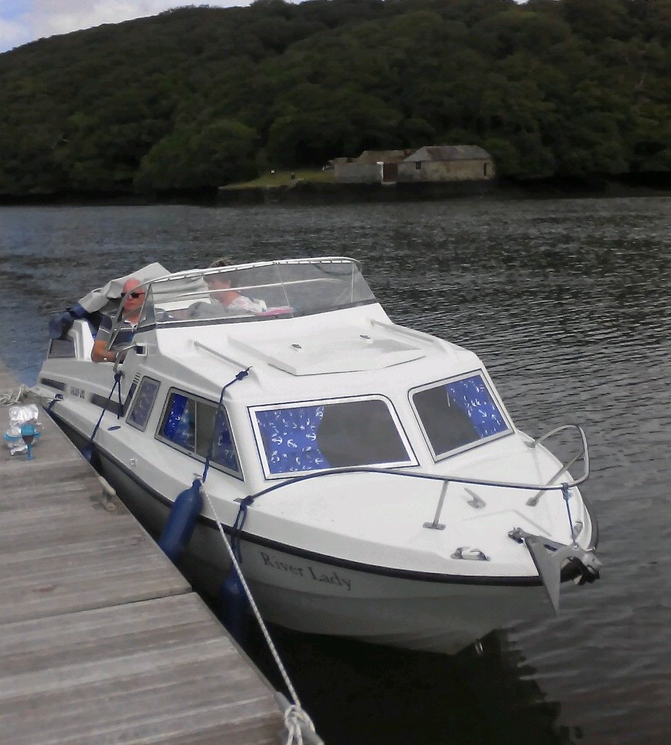 Cabin-Cruiser-Power-Boat-_57-2