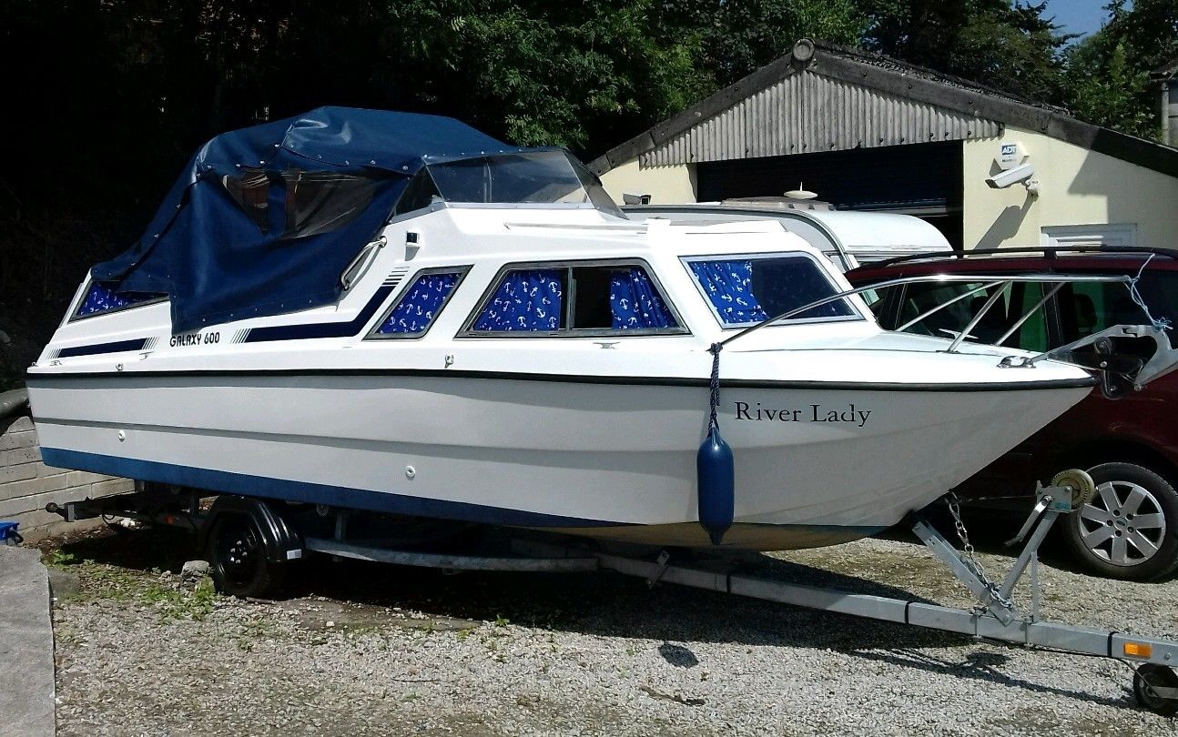 Cabin-Cruiser-Power-Boat-_57